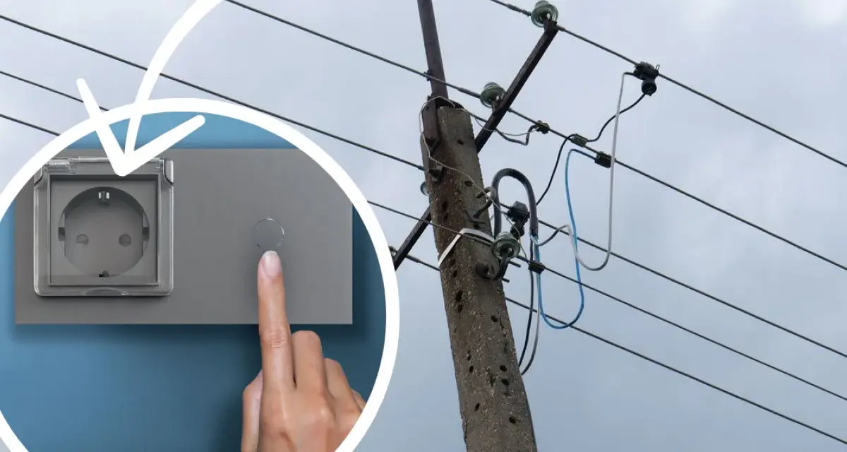 Dłoń naciska przycisk obok gniazdka, sugerując nowoczesną instalację elektryczną.