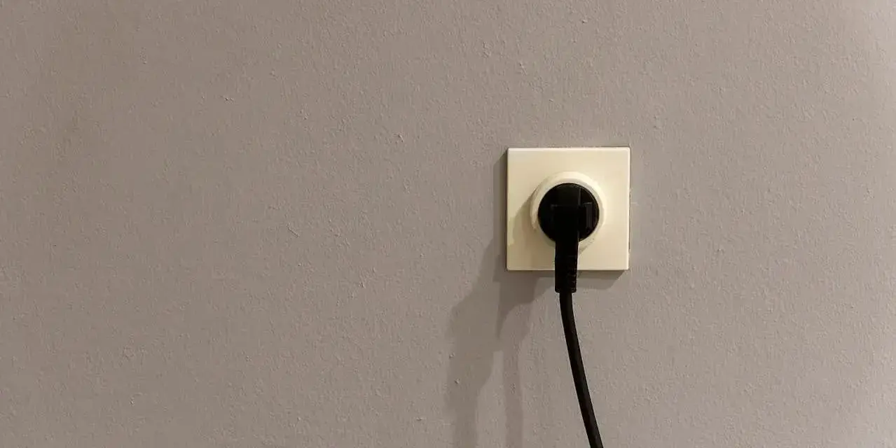 Gniazdko elektryczne z wtyczką. Zastanawiasz się nad taryfą urzędową Energa?