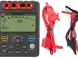 Profesjonalny przyrząd do pomiaru oporu elektrycznego UNI-T UT 511 z akcesoriami.