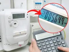 Jak podać stan licznika prądu? Na zdjęciu widać licznik i kalkulator, na którym wpisano odczyt 2005.649 kW.