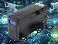 Ups, co to? Zasilacz awaryjny UPS i kamery monitoringu na tle schematów obwodów drukowanych.