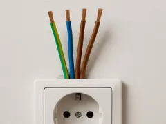 Przewody elektryczne wychodzące z gniazdka. Mosiądz co to? To materiał, z którego często wykonuje się styki w gniazdkach.