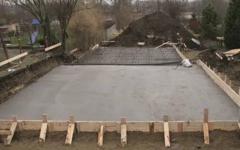 Solidny fundament z betonu i zbrojenia, gotowy na nowy dom.