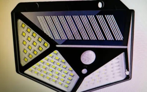 Czarna lampa solarna z wieloma diodami LED i panelem słonecznym. Zastanawiasz się, dlaczego nowa lampa solarna nie świeci? Sprawdź instrukcję.