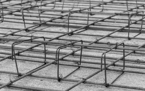 Siatka zbrojeniowa do płyty fundamentowej, gotowa do zalania betonem. Stalowe pręty tworzą solidną konstrukcję.