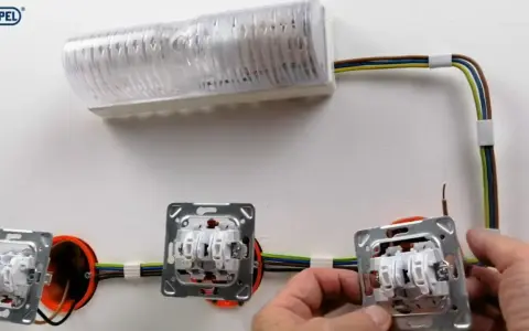 Instalacja elektryczna z lampą i trzema łącznikami. Dowiedz się, co to jest łącznik świecznikowy i jak działa.