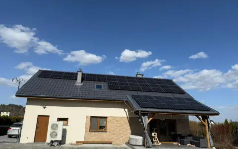Dom z panelami fotowoltaicznymi na dachu. Zastanawiasz się, ile kosztuje fotowoltaika? To inwestycja w przyszłość i oszczędności.