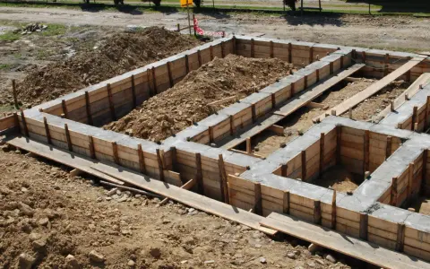 Wykonano szalunki i wylano betonowe ławy fundamentowe pod budowę. Wokół plac budowy.
