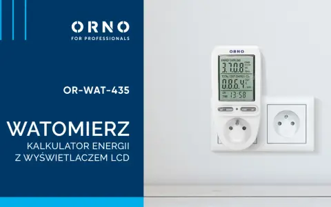 Biały watomierz ORNO OR-WAT-435 podłączony do gniazdka, pokazuje zużycie energii w kilowatogodzinach.