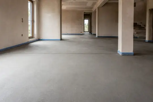 Nowy, betonowy strop czeka na wykończenie. Widać wyraźnie linię dylatacji, która zapobiegnie pękaniu pod wpływem zmian temperatury.