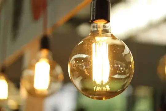 Żarówki Edisona rozświetlają wnętrze. Zastanawiasz się, ile kosztuje 1 kWh Enea?