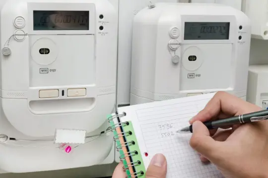 Zapisywanie odczytów liczników energii elektrycznej, by przygotować rachunek za prąd.