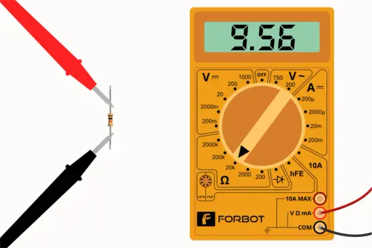 Multimetr mierzy opór elektryczny rezystora. Na wyświetlaczu 9.56, pokrętło ustawione na pomiar omów.