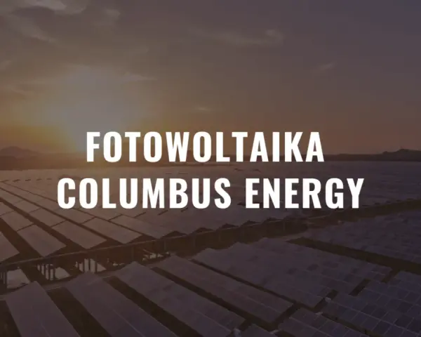 Ogromne pole paneli fotowoltaicznych o zachodzie słońca. Napis: Fotowoltaika Columbus Energy.