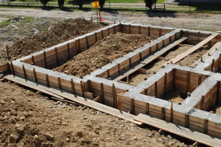 Wykonano szalunki i wylano betonowe ławy fundamentowe pod budowę. Wokół plac budowy.