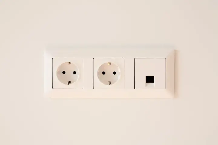 Zestaw gniazd elektrycznych z gniazdem sieciowym w ramce