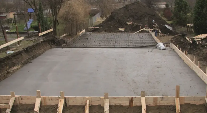 Solidny fundament z betonu i zbrojenia, gotowy na nowy dom.