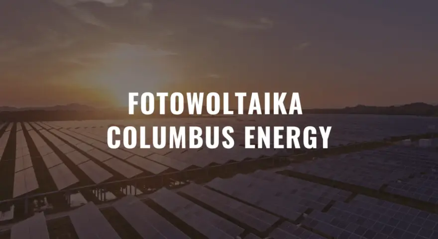 Ogromne pole paneli fotowoltaicznych o zachodzie słońca. Napis: Fotowoltaika Columbus Energy.