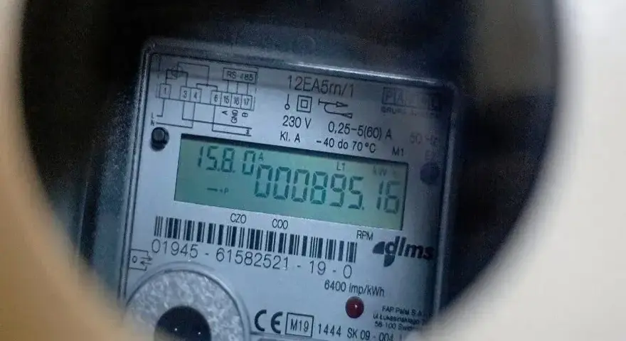 Licznik energii elektrycznej pokazuje 15.8 amperów prądu. Obok widnieje zużycie 895.16 kWh.