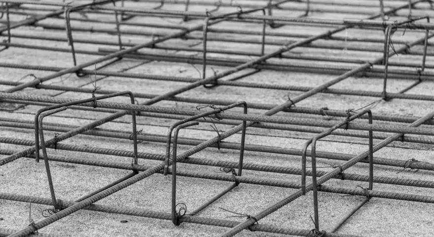 Siatka zbrojeniowa do płyty fundamentowej, gotowa do zalania betonem. Stalowe pręty tworzą solidną konstrukcję.