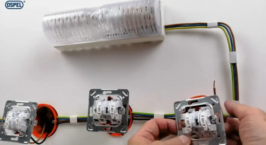 Instalacja elektryczna z lampą i trzema łącznikami. Dowiedz się, co to jest łącznik świecznikowy i jak działa.