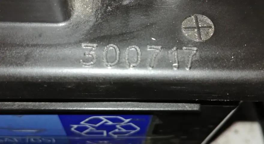 Na obudowie akumulatora widoczny jest ciąg cyfr "300717", który może oznaczać datę produkcji akumulatora.