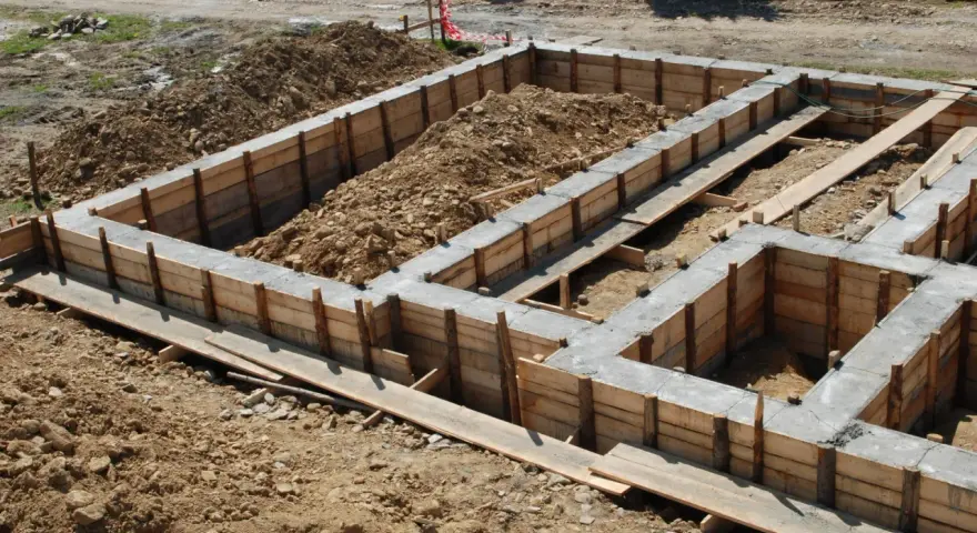 Wykonano szalunki i wylano betonowe ławy fundamentowe pod budowę. Wokół plac budowy.