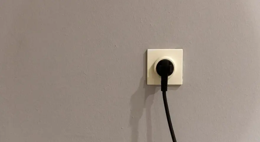 Gniazdko elektryczne z wtyczką. Zastanawiasz się nad taryfą urzędową Energa?